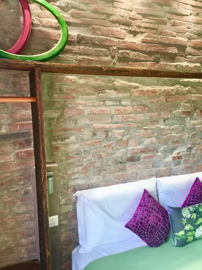 *** Guest house Inside The Wall Lucca Italy