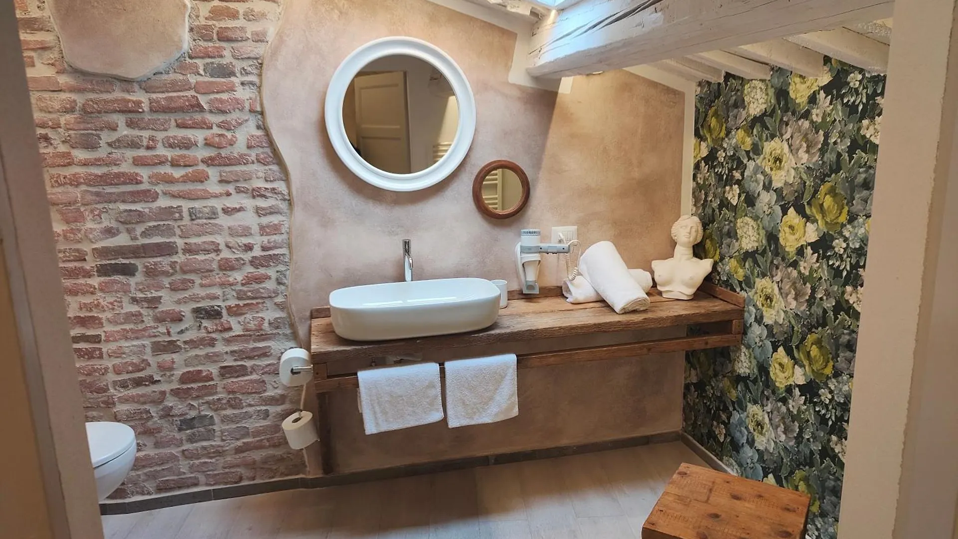 Inside The Wall Lucca Guest house